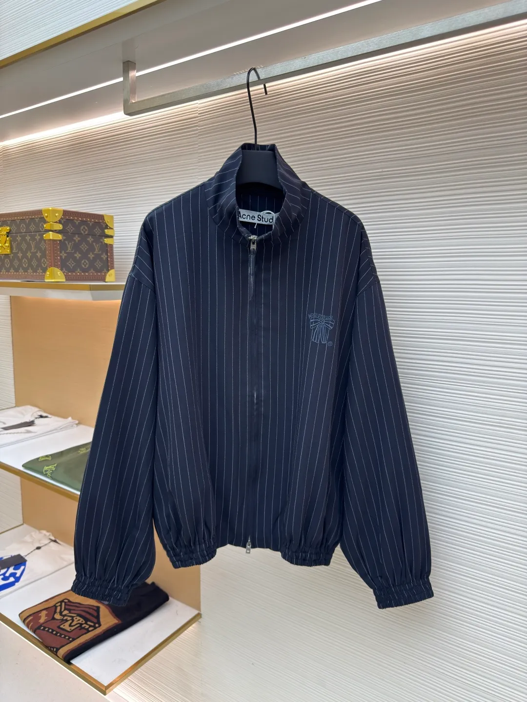 Acne Studios bow striped jacket ●Original version: Purchased and developed for 8000 ●Item number: 1680791-B45 ●Material: fine rhyme striped luxurious fabric fabric ●Technology: embroidery production ●Version: fitted version ●Weight: about 685 grams ●Size: 44-46-48-50 ●Description: Customized fine rhyme striped luxurious fabric and Acne Studios rayon jacquard lining, smooth and delicate, comfortable and close to the skin As smooth as silk, with navy blue as the main color, elegant reflection of retro atmosphere, the pinstripe design is a perfect tribute to retro sports. They are arranged in an orderly manner along the outline of the jacket, and the seasonal bow embroidery on the chest injects soul into the jacket. The delicate stitching makes the bow seem to flutter at any time. The design of the zipper is simple and elegant. Elegant behavior is calm and leisurely. It perfectly interprets the fashionable sweet and cool style, using imported machine embroidery technology. Using advanced computer control systems and precision mechanical components to achieve Acne Studios' seasonal bow tie embroidery work has high precision and smooth and delicate lines. The infrared positioning cutting machine uses infrared transmitters and infrared receivers to achieve precise positioning of materials. The accuracy can reach the micron level to meet the effect of high-precision cutting of plaid alignment. The fabrics have been sand-washed and have a better hand feel and texture. They are not easy to deform, shrink or fade, and maintain long-term beauty. The overall wiring is straight and delicate, the fabric is comfortable and soft, and the color is consistent without color difference. It can be matched with the same style to create a fashionable look and control various occasions. Customized accessories, complete with three standards, same style for men and women!